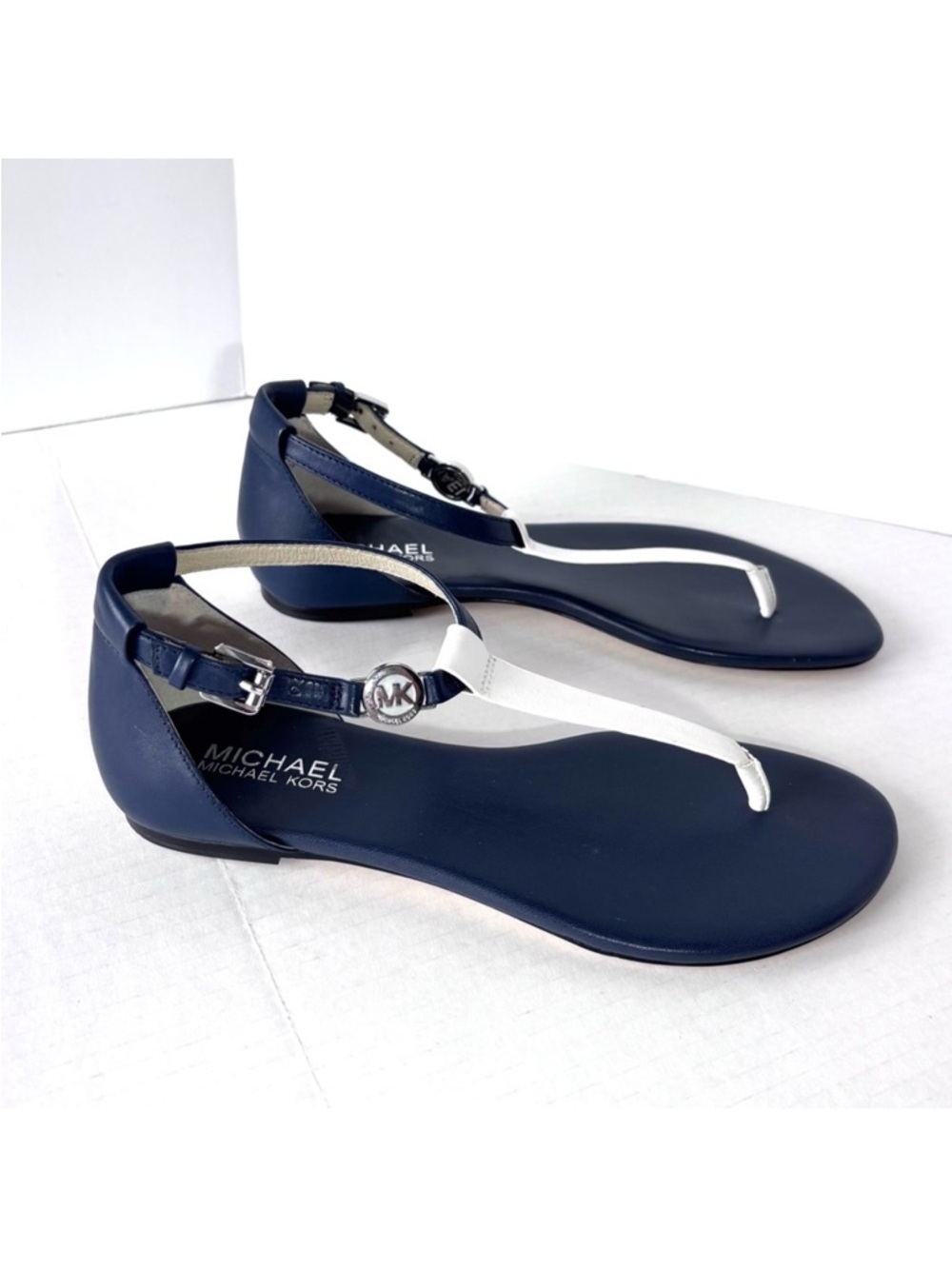 Michael Kors Leather Flat T-Strap Sandals Women’s Size 6.5 Navy Blue White